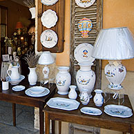 Souvenirwinkel met aardewerk / faience te Moustiers-Sainte-Marie, Provence, Frankrijk
