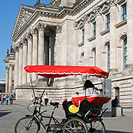 Fietstaxi voor het Rijksdaggebouw / Reichstag in Berlijn, Duitsland
