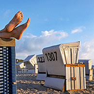 Strandstoelen op strand van Sylt, Noord-Friesland, Sleeswijk-Holstein, Duitsland

