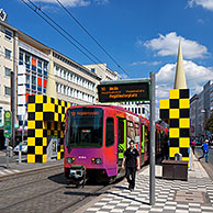 Tram aan tramhalte te Steintorplatz in Hannover, Nedersaksen, Duitsland

