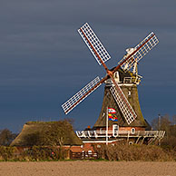 Traditionele windmolen te Oldsum, Föhr, Noord-Friesland, Schleswig-Holstein, Duitsland


