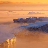 IJsbergen bij zonsondergang in de Kangia fjord, Disko-Bay, Groenland
