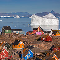 Het dorp Uummannaq met kleurrijke huizen en ijsbergen in de fjord, Groenland
