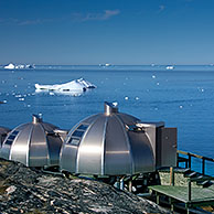 Metalen iglo cabines van het Hotel Arctic kijken uit over de Ice Fjord te Ilulissat, Disko-Bay, Groenland
