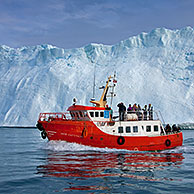 Boot met toeristen in de Kangia Icefjord, Disko-Bay, Groenland

