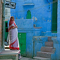 Indiase vrouw draagt traditionele sari in de blauwe stad Jodhpur, Rajasthan, India