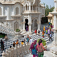 Toeristen bezoeken Sri Krishna Balaram Mandir, een Gaudiya Vaishnava tempel te Vrindavan, Uttar Pradesh, India