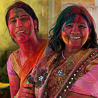 Indiase vrouwen bepoedert met kleurstoffen tijdens het Holi festival, Hindoeïstisch feest in Mathura, Uttar Pradesh, India