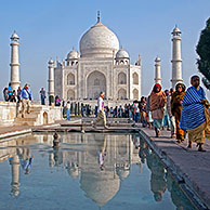 Bezoekers voor de Taj Mahal te Agra, Uttar Pradesh, India
