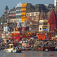 Roeiboten op de Ganges rivier voor de heilige stad Varanasi, Uttar Pradesh, India