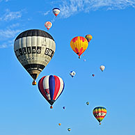 Ballonvaarders in heteluchtballons tijdens ballonvaart meeting te Eeklo, België

