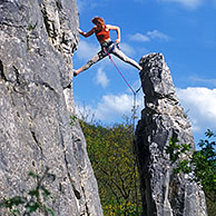 Rotsklimmer klimt in het rotsmassief van Mozet bij Namen, België
