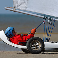 Zeilwagenrijden / strandzeilen op  het strand van De Panne, België

