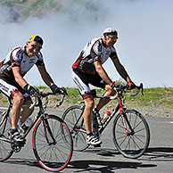 Twee wielrenners rijden naar de Col du Tourmalet in de Pyreneeën, Frankrijk

