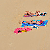 Zonnebaders in de zomer op strand van Fouras, Charente-Maritime, Frankrijk

