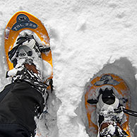 Close-up van wandelaar met sneeuwschoenen in de sneeuw in winter

