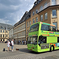 Toeristen op dubbeldekker sightseeing bus te Luxemburg, Groothertogdom Luxemburg
