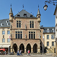 Marktplein en Denzelt, het middeleeuwse justitiepaleis te Echternach, Groothertogdom Luxemburg
