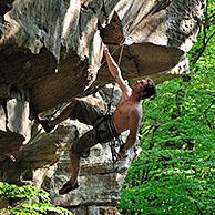 Klimmer klimt in rotsmassief Wanterbaach te Berdorf in Klein Zwitserland / Mullerthal, Groothertogdom Luxemburg
