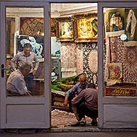 Verkopers van Oosterse tapijten in de oude bazaar van Tabriz, Azerbeidzjan, Iran