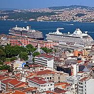 Cruiseschepen op de Bosporus en zicht over de stad Istanboel, Turkije