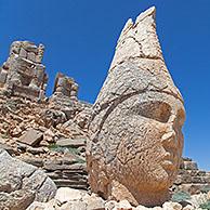 Stenen sculpturen op de Nemrut Dagi, werelderfgoed in Oost-Anatolië, in de Turkse provincie Ad%u0131yaman, Turkije