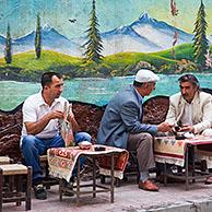Turkse en Koerdische mannen drinken thee in de stad Van, Turkije