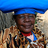 Herero vrouw in traditionele klederdracht, Opuwo, Namibië, Zuid-Afrika
