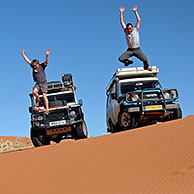 Terreinwagens op zandduin in de Namibische woestijn, Namibië, Zuid-Afrika
