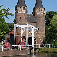 Oude stadspoort met ophaalbrug in Delft, Nederland
