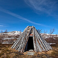 Goahti, houten woning van de Sami / Samen op de toendra van Lapland, Zweden
