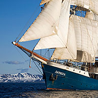 Het zeilschip / barkentijn Antigua zeilt met toeristen naar Svalbard, Spitbergen
