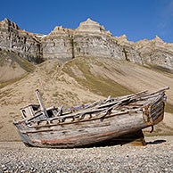 Wrak van gestrande houten vissersboot op strand van Skansbukta, Svalbard, Spitsbergen
