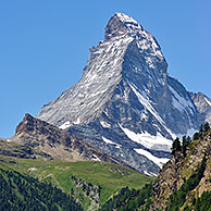 Zicht over de Matterhorm met Alpenweiden en naaldwouden in de Alpen, Wallis, Zwitserland
