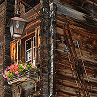 Gevel van traditioneel houten huis / chalet versierd met oude ski's in het Alpendorp Grimentz, Wallis, Zwitserland

