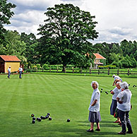 Ouderlingen spelen bowls  wedstrijd in Yorkshire, Engeland, UK
