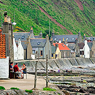 Crovie, een dorpje bestaande uit een rij huisjes op een richel langs de zee in Aberdeenshire, Schotland, UK
