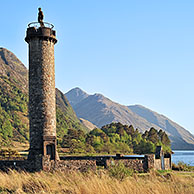 Glenfinnan Monument, aan de oevers van Loch Shiel bij Glenfinnan, Highlands, Schotland, UK
