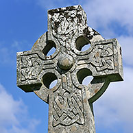 Keltisch kruis op het oude kerkhof van Cill Chriosd / Kilchrist Church, een laat zestiende of vroeg zeventiende eeuwse kerk, op het Schotse eiland Skye, Highlands, Schotland, UK

