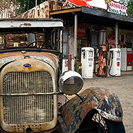 Oude Ford wagen voor de General Store, een oud benzinestation langs de  historische Route 66, Hackberry, Arizona, VS