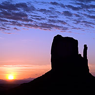 De rotsformaties The Mittens bij zonsopgang, Monument Valley Navajo Tribal Park, Arizona, US