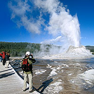 Toeristen fotograferen Castle geyser, Yellowstone NP, Wyoming, US