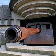 Kanon in bunker van de Marine Küsten Batterie (M.K.B), deel van de Atlantikwall te Longues-sur-Mer, Normandië, Frankrijk
 