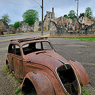 Ruïnes langs de hoofdstraat. Het bloedbad van Oradour-sur-Glane vond plaats op 10 juni 1944 toen een Duitse legereenheid 642 mensen vermoorden en het dorp afbrandde, Limousin, Frankrijk
 